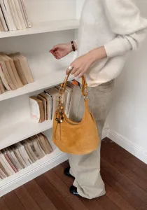 Sac hobo bandoulière rétro en daim jaune moutarde, grande capacité et design style décontracté.