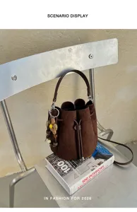 Braune Wildleder Beuteltasche Damen, minimalistische weiche Leder Umhängetasche mit Kordelzug.