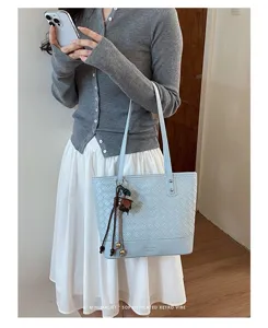 Lichtblauwe geweven lederen shopper handtas schoudertas minimalistische stijl en elegant