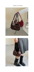 Dettagli della borsa a tracolla retrò da donna, con un ciondolo floreale intrecciato chic.