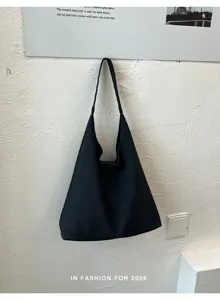 Borsa a spalla hobo intrecciata nera da donna, elegante tote bag capiente per uso quotidiano.