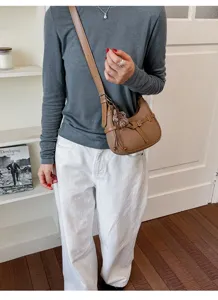 Borsa a tracolla hobo in pelle marrone chic, dettaglio borsa retrò per il commuting.