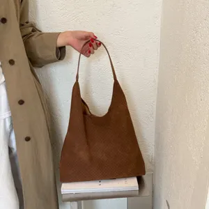 Borsa shopper intrecciata marrone da donna, grande borsa a spalla per autunno e stile quotidiano.