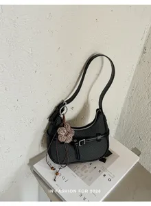 Elegante borsa a spalla nera intrecciata da donna, borsa alla moda per il lavoro con ciondolo.