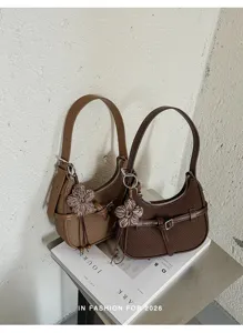 Borsa a spalla retrò intrecciata marrone, decorata con fibbia e grazioso fiore lavorato.