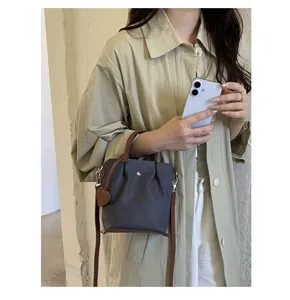 Vue détaillée du sac seau en nylon décontracté avec poignée marron pour un usage quotidien.