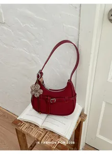 Borsa a spalla retrò rossa da donna, elegante hobo bag con fibbia e design con cinturino.