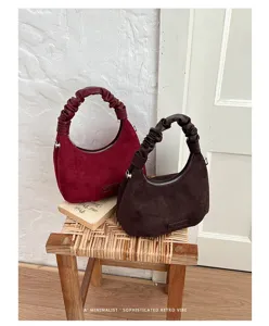 Vue détaillée des sacs à épaule en suède rétro avec poignées froncées, style minimaliste.