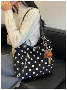 Schulter-Shopper aus Veloursleder mit Punkten, Bärenanhänger und Fronttasche mit Reißverschluss.