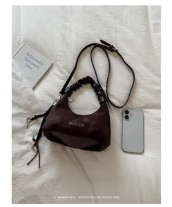 Sac porté épaule rétro en daim marron avec poignée plissée, sac bandoulière tendance.