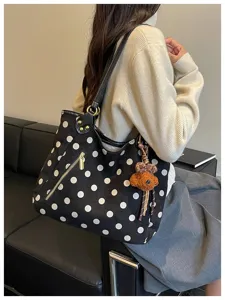 Elegante Wildleder Pünktchen Shopper Tasche für Damen, retro große Schultertasche mit Bär Anhänger.