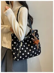 Schwarze weiße Pünktchen Tragetasche für Damen, Schultertasche mit süßem Bärenanhänger.