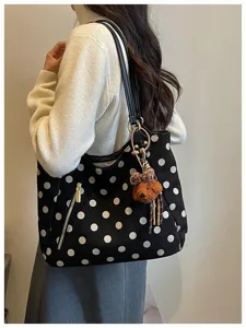 Schwarze Wildleder-Punkte-Tasche Detail mit süßem Welpen-Anhänger und Fronttasche für Damen im Alltag.