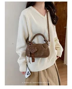 Details of the vintage pleated leopard print handbag with heart charm for women fashion.