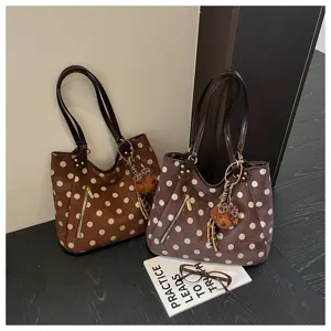 Braune Wildleder Punkte Tragetasche für Damen Vintage Pendeln Schultertasche mit Bärenanhänger.