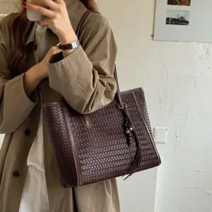 Classic brown woven leather tote bag for women, large capacity vintage shoulder bag commuting.
