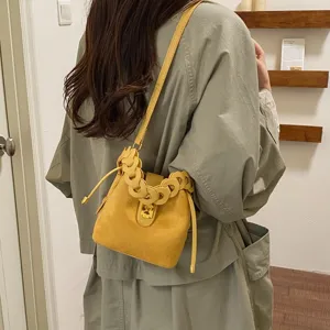 elegante borsa a secchiello in camoscio giallo con catena borsa tracolla donna