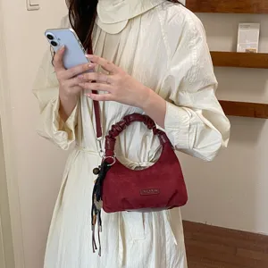 Sac à épaule élégant en suédine bordeaux pour femmes, sac fourre-tout tendance à poignée plissée.