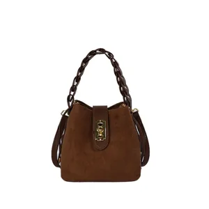 Borsa a secchiello in camoscio marrone da donna, elegante manico intrecciato e chiusura in metallo.