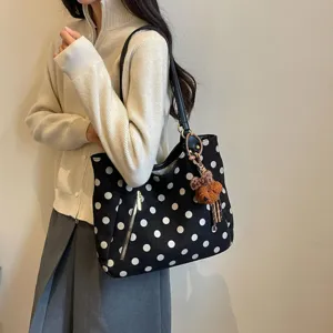 Damen Wildleder Pünktchen Shopper große Kapazität Vintage Umhängetasche mit Bärenanhänger.