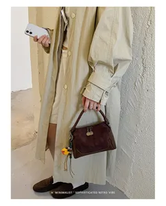 Bolso de mano de ante marrón con asa trenzada, diseño retro chic elegante para mujeres.