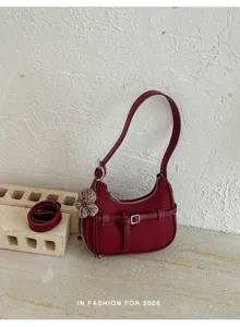 Borsa a spalla intrecciata rossa con fibbia vintage e ciondolo a fiore per stile quotidiano.