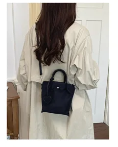 Sac cabas bandoulière femme en nylon noir, sac seau tendance avec charmant pendentif cœur.