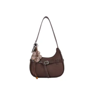 Borsa a tracolla marrone retrò intrecciata da donna, elegante borsa hobo con ciondolo floreale.