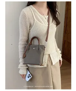 Vue détaillée du sac cabas élégant en nylon de style coréen avec des poignées en cuir.