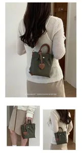 Sac cabas en nylon minimaliste style coréen avec poignées en cuir marron et pendentif cœur.