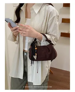 Minimalist pleated suede handbag for women, retro retro shoulder bag and stylish crossbody bag.