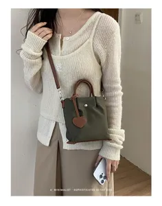 Sac cabas en nylon style coréen pour femmes, sac seau tendance avec bandoulière.