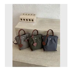 Sac cabas en nylon style coréen pour femmes, sac seau tendance avec bandoulière élégante.