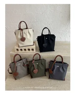 Sac cabas minimaliste en nylon pour femme, élégant sac seau rétro avec pendentif en cœur.