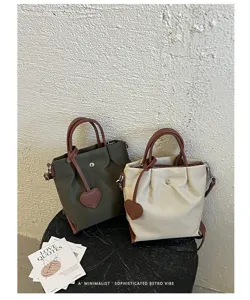 Sac seau fourre-tout en nylon pour femme style rétro minimaliste chic avec pendentif cœur.