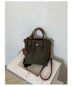Sac cabas en nylon minimaliste coréen avec poignees en cuir marron et joli pendentif cœur.