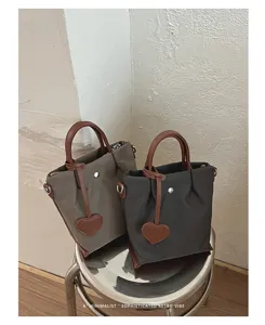 Sac cabas en nylon de style coréen avec pendentif cœur, sac à main élégant et décontracté.
