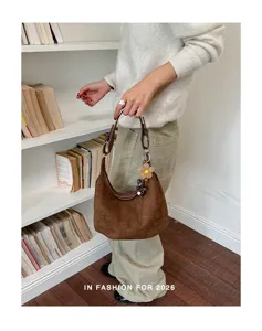 Sac hobo rétro en daim pour femme, grand cabas souple et sac bandoulière décontracté élégant.