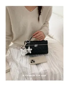 Sac boîte matelassé chic à chaîne, sac à main élégant et sac bandoulière tendance.