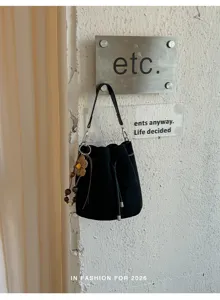 Schwarze Kordelzug Beuteltasche aus Wildleder minimalistische Umhaengetasche Damen