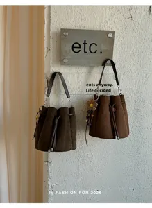 Stilvolle braune Wildleder Kordelzug Beuteltasche, retro weiches Leder minimalistische Umhängetasche.