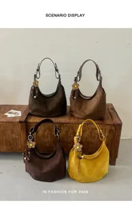 Présentation de scène de sac hobo en daim rétro avec texture détaillée et charmante fleur.