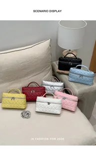 Vue détaillée de sacs à main matelassés en chaîne colorés dans un salon confortable.