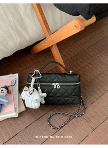 Sac bandoulière matelassé noir avec chaîne et joli pendentif peluche pour un style chic.