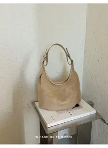 Vue détaillée du sac hobo en daim beige décontracté montrant une texture douce et métal.