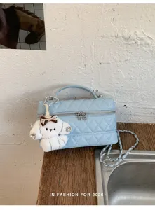 Sac à main matelassé bleu clair avec charm chien, élégant sac bandoulière tendance.