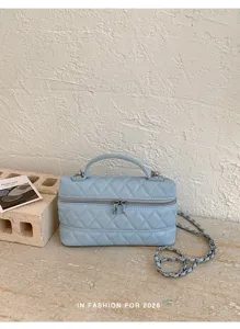 Sac vanity matelasse bleu clair avec chaine et poignee elegante sac bandouliere femme chic