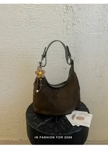 Sac bandoulière hobo en daim vintage avec charm fleur, grand cabas décontracté chic.