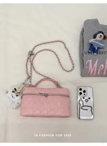 Sac vanity matelassé rose avec chaîne, poignée élégante et charmante breloque en peluche.
