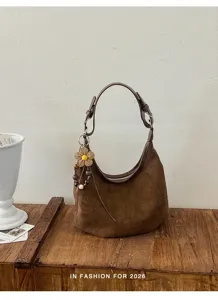 Sac à épaule hobo en daim marron vintage pour femme, cabas décontracté avec charm floral chic.